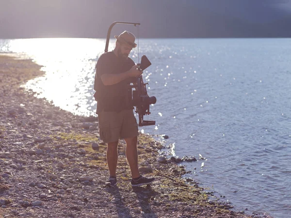 Videograaf neemt actie shot van triatlon zwemmen atleet — Stockfoto