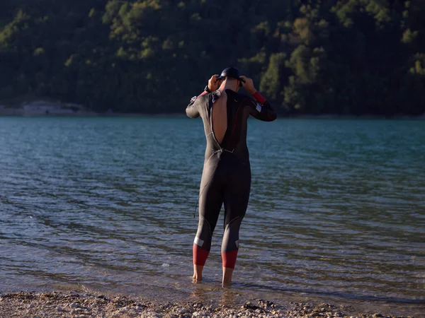 진정 한 트라이애슬론 선수 가 호수에서 수영 훈련을 받을 준비를 하는 모습 — 스톡 사진