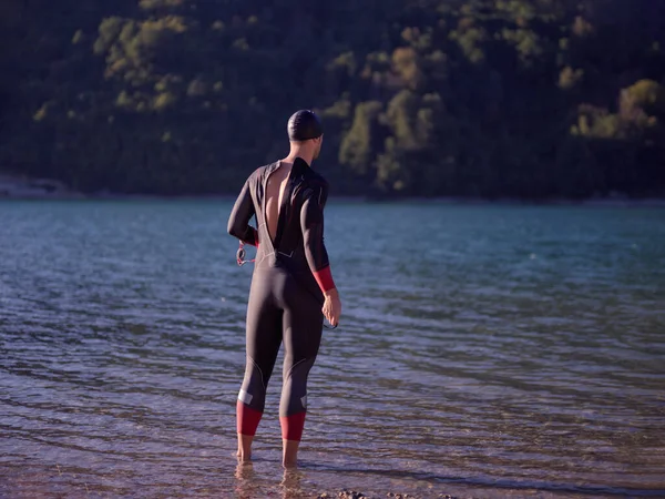 Retrato de nadador de triatleta con traje de neopreno en el entrenamiento — Foto de Stock