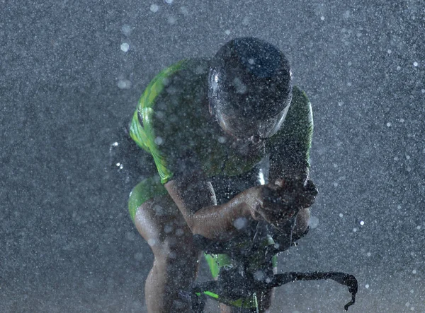 Τρίαθλο αθλητής ιππασία ποδήλατο για βροχερή νύχτα — Φωτογραφία Αρχείου