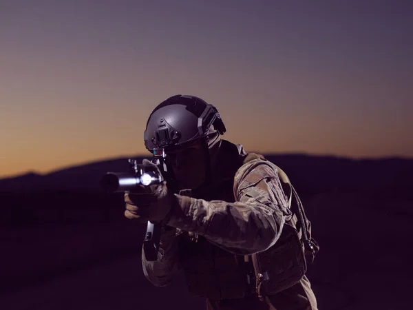 Солдат з повним бойовим спорядженням у нічній місії — стокове фото