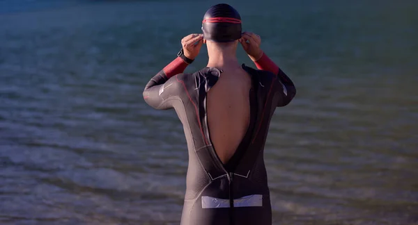 Аутентичный спортсмен-триатлон готовится к плаванию на озере — стоковое фото