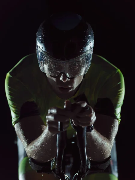 Triatlon atleet paardrijden fiets op regenachtige nacht — Stockfoto
