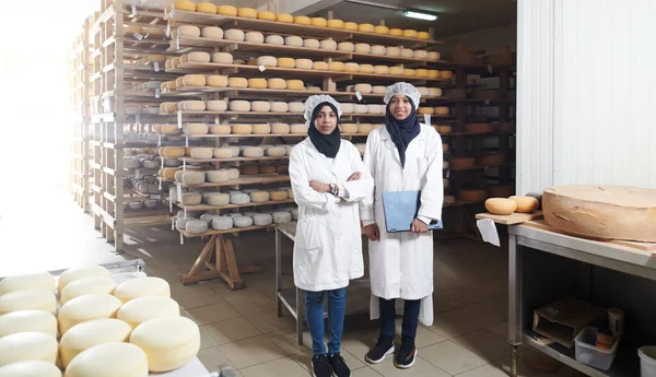 Geschäftsfrau-Team in lokaler Käseproduktionsfirma — Stockfoto
