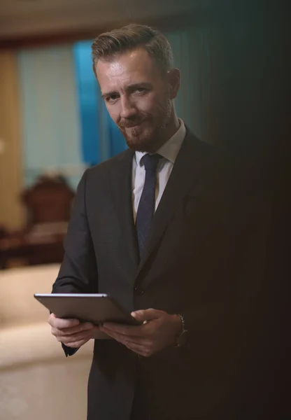 Hombre Negocios Corporativo Usando Tableta Computadora Oficina Lujo —  Fotos de Stock