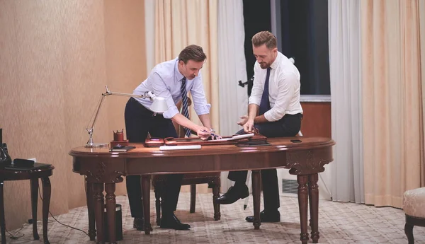 Equipo Empresarial Como Políticos Reunión Discutiendo Planificando Nueva Estrategia — Foto de Stock