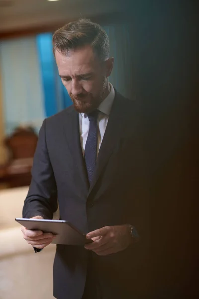 Homem Negócios Corporativo Usando Tablet Computador Escritório Luxo — Fotografia de Stock