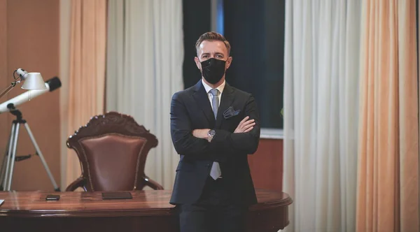 Korporátní Obchodní Muž Sobě Ochranné Lékařské Masky Obličeje Luxusní Kanceláři — Stock fotografie