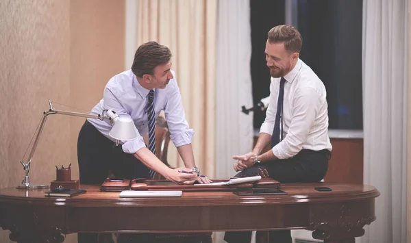 Equipo Empresarial Como Políticos Reunión Discutiendo Planificando Nueva Estrategia — Foto de Stock