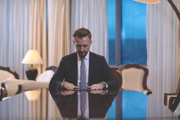 Geschäftsmann Nutzt Tablet Computer Luxusbüro — Stockfoto