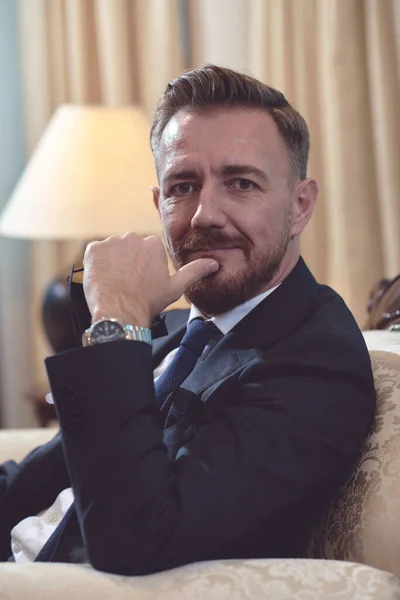 Vezető Üzletember Luxus Vállalati Munkaterületen Mosolygós Vezérigazgató Portréja Modern Irodában — Stock Fotó