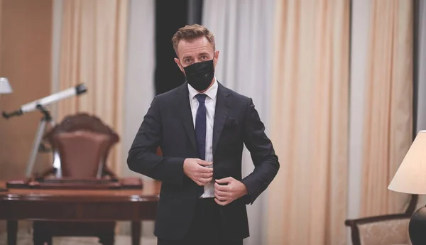 Hombre Negocios Corporativo Con Máscara Médica Protectora Oficina Lujo — Foto de Stock