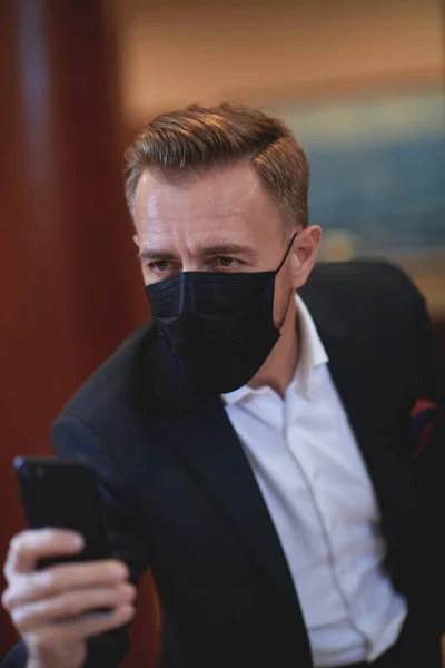 Uomo Affari Aziendale Con Maschera Facciale Utilizzando Smart Phone Presso — Foto Stock