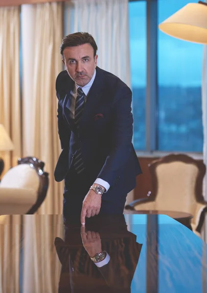 Retrato corporativo do homem de negócios no escritório de luxo — Fotografia de Stock