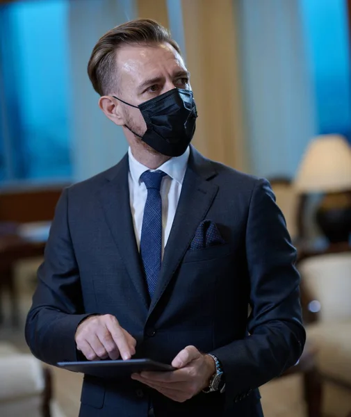 Бізнесмен в захисній масці для обличчя в офісі — стокове фото