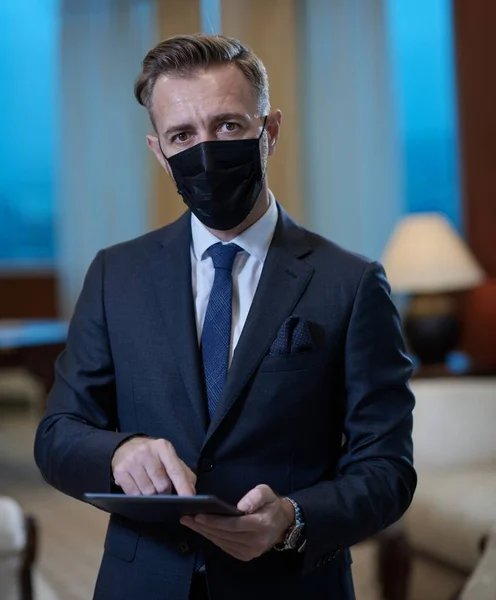 Geschäftsmann mit Mundschutz im Büro — Stockfoto
