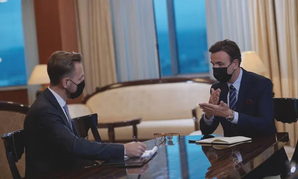 크로나 바이러스 보균자들이 회의중에 마스크를 쓰고 있는 사람들 — 스톡 사진