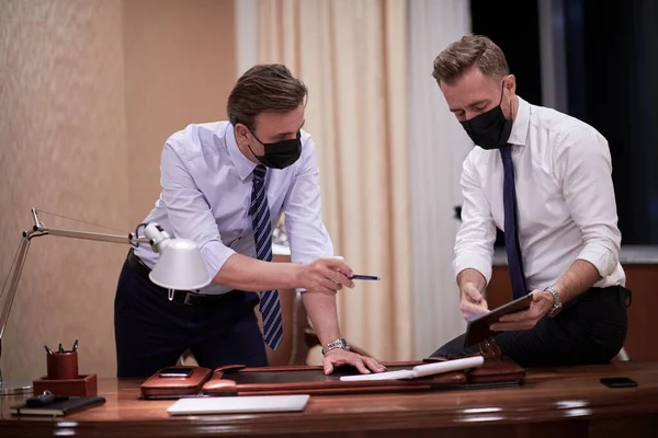 Бізнесмени в масці для захисту обличчя від вірусу крони на зустрічі — стокове фото