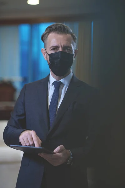 Affärsman bär skyddande ansiktsmask på kontoret — Stockfoto