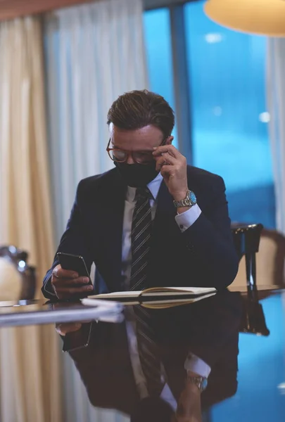 Obchodní muž nosí ochrannou masku obličeje v kanceláři — Stock fotografie
