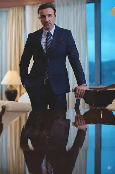 Hombre de negocios corporativo retrato en oficina de lujo —  Fotos de Stock