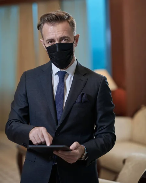 Бізнесмен в захисній масці для обличчя в офісі — стокове фото