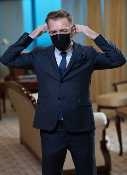 Homme d'affaires portant un masque protecteur au bureau — Photo