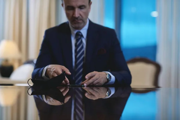 Üzletember használ okos telefon a luxus irodában — Stock Fotó