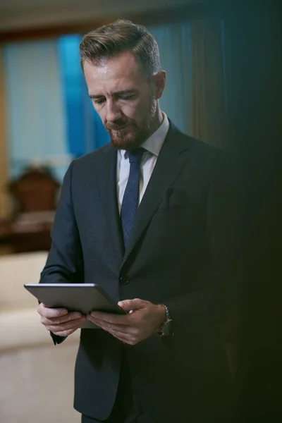 Homem de negócios usando computador tablet — Fotografia de Stock