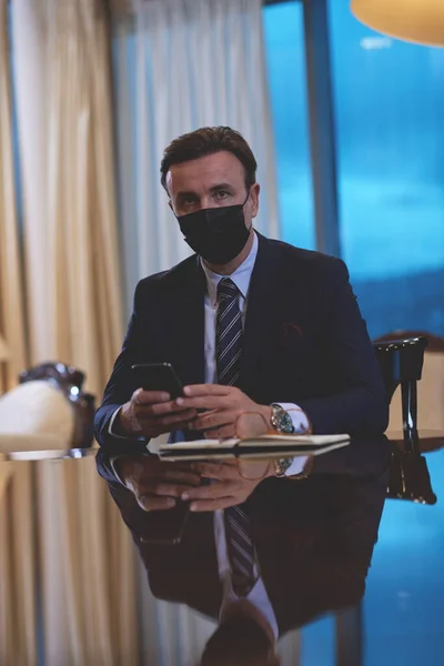 사무실에서 얼굴을 보호하는 마스크를 쓰고 있는 사업가 — 스톡 사진