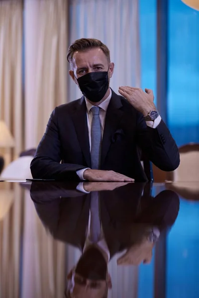 Geschäftsmann mit Mundschutz im Luxus-Büro — Stockfoto