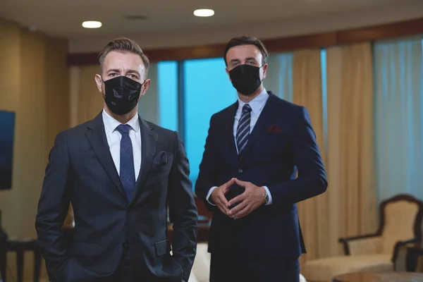 Бізнес команда в масці для захисту обличчя вірусу крони — стокове фото
