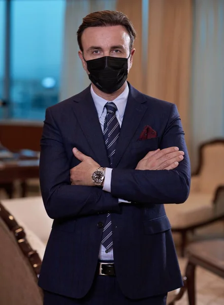 Üzletember visel védő arc maszk az irodában — Stock Fotó