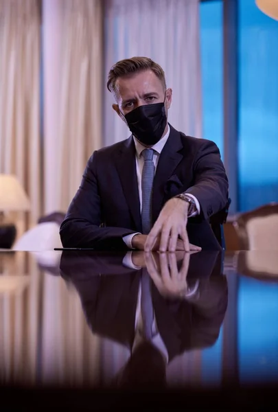 Hombre de negocios con mascarilla protectora en oficina de lujo — Foto de Stock