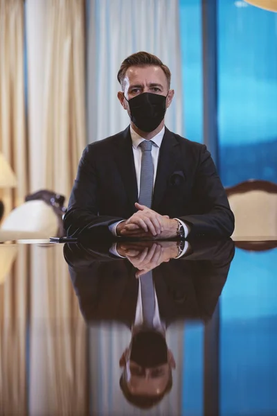 Бізнесмен в захисній масці для обличчя в розкішному офісі — стокове фото