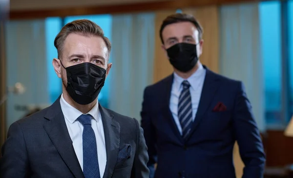 Team di lavoro indossando crona virus maschera di protezione — Foto Stock