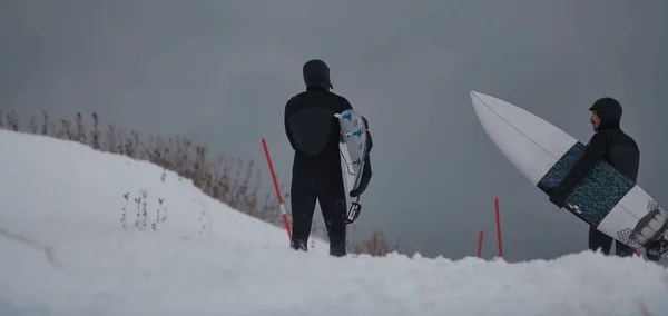 Autentiska Lokala Arktiska Surfare Som Springer Snöig Strand Efter Att — Stockfoto