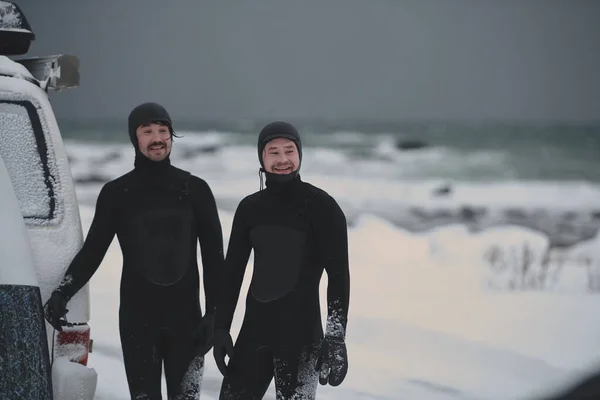 Autentyczni Lokalni Arktyczni Surferzy Kombinezonach Surfowaniu Norweskim Morzu Minivanem Wyspy — Zdjęcie stockowe