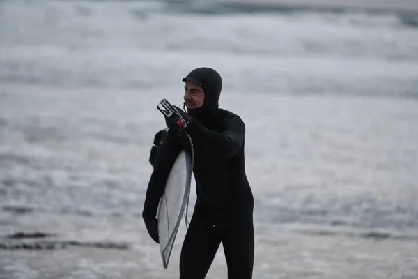 Authentique Surfeur Arctique Local Rendant Sur Plage Après Avoir Surfé — Photo