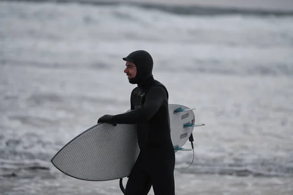 Autentyczne Lokalne Arktyczny Surfer Będzie Plaży Surfingu Morzu Północnym Norweskie — Zdjęcie stockowe