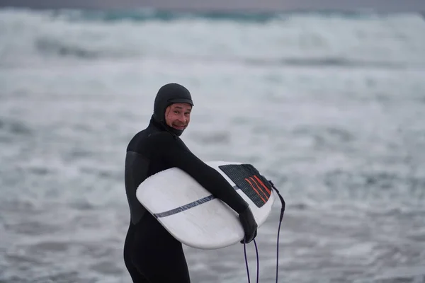 Authentique Surfeur Arctique Local Rendant Sur Plage Après Avoir Surfé — Photo