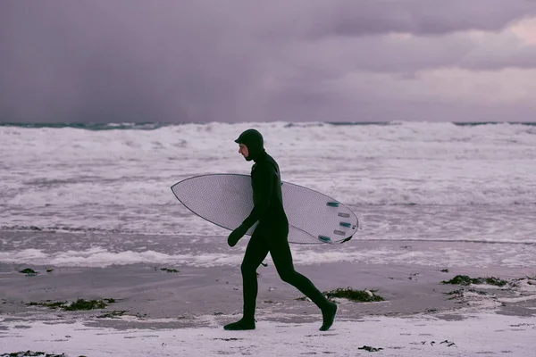 Auténtico Surfista Ártico Local Que Por Playa Después Surfear Mar — Foto de Stock