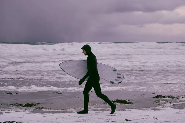 Authentic Local Arctic Surfer Going Beach Surfing Northern Sea Norwegian — Stock Photo, Image