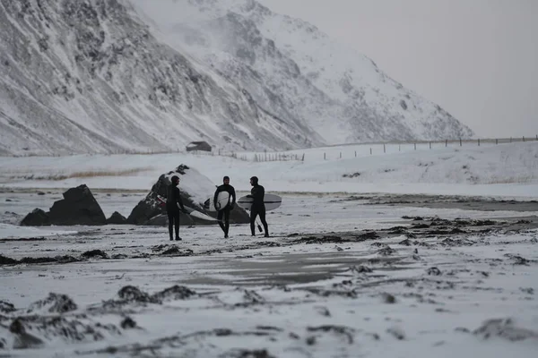 Norveç Denizinde Kışın Karlı Arka Planda Sörf Yaptıktan Sonra Sahile — Stok fotoğraf