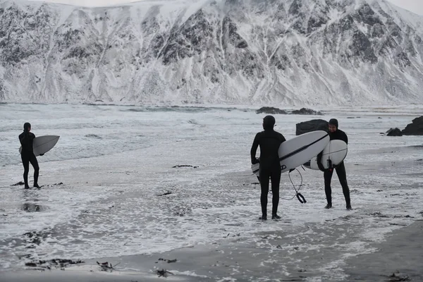 노르웨이에서 겨울에 눈덮인 속에서 파도타기를 현지의 북극서 퍼들이 해변을 로포텐 — 스톡 사진
