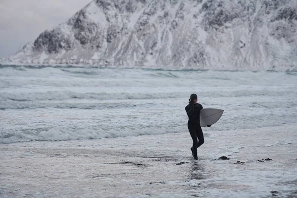 Autentyczne Lokalne Arktyczny Surfer Będzie Plaży Surfingu Morzu Północnym Śnieg — Zdjęcie stockowe