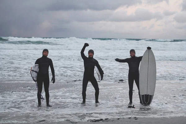 Authentic Local Arctic Surfers Going Snowy Beach Surfing Northern Sea — Stock Photo, Image