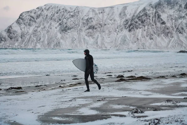 真正当地的北极冲浪运动员在北海冲浪后经过海滩 挪威海洋海岸线 冬季水上运动 — 图库照片