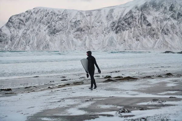 Autentyczne Lokalne Arktyczny Surfer Będzie Plaży Surfingu Morzu Północnym Norweskie — Zdjęcie stockowe