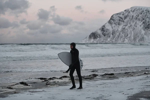 Аутентичный Местный Арктический Серфер Собирается Пляж После Серфинга Северном Море — стоковое фото